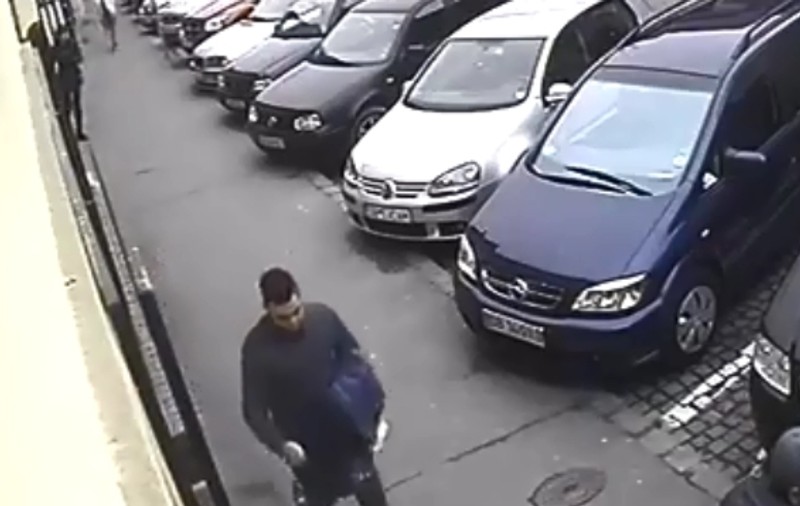 VIDEO | Hoții au prădat un magazin de haine din Sibiu ziua în amiaza mare. Ce diversiune au creat pentru a-și ușura lovitura