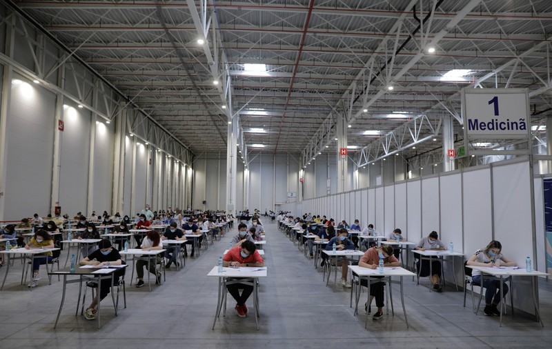 Examen cu distanțare socială, susținut la Romexpo. 3.000 de tineri dau admiterea la medicină, în condiții speciale