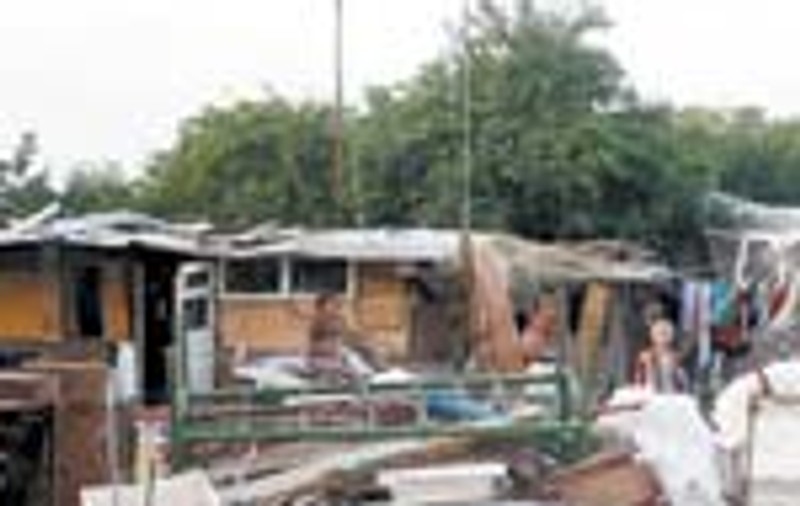 Razie in 'orasul de carton'