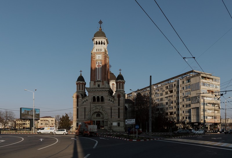 Blocul 7 Etaje, lângă Catedrala Sf. Ioan Botezătorul” din centrul orașului.