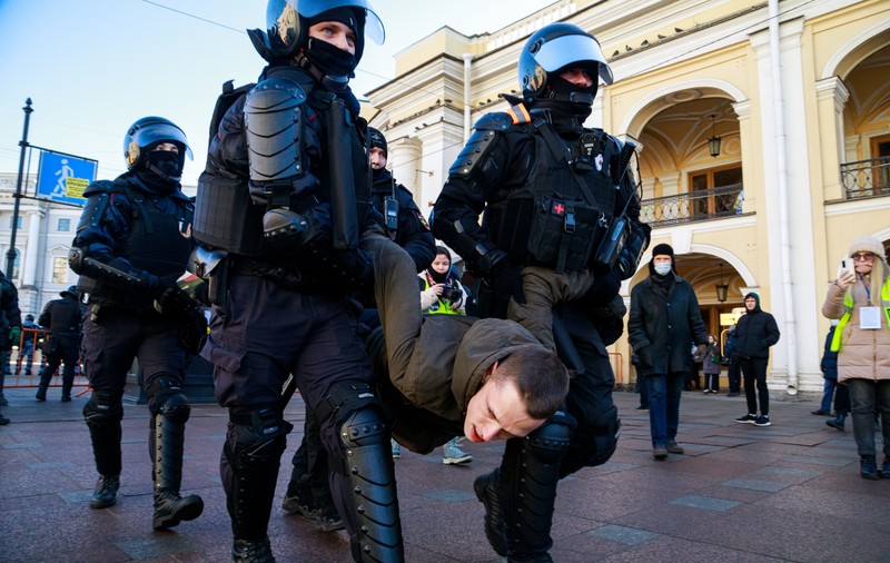 Într-un gest rar, doi deputați din Sankt Petersburg au cerut ca studenții care au participat la proteste să nu fie exmatriculați