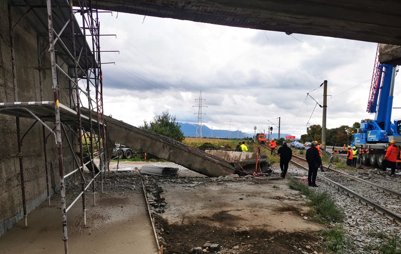 O grindă de zeci de tone dintr-un pod aflat în renovare s-a prăbușit peste o magistrală CFR, în Brașov