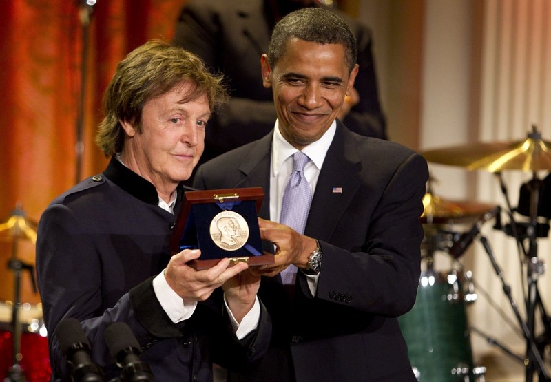 Paul McCartney, premiat în 2010 la Casa Albă de președintele Barack Obama FOTO: EPA