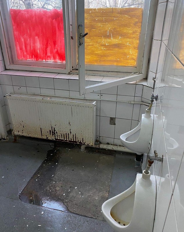 Problemele de la Academia de Poliție au fost reclamate de mai multe ori. În primăvară, un fost student arăta viermi în mâncare, mucegai și toalete ruginite: „Au verificat telefoanele să vadă cine a trimis imaginile”