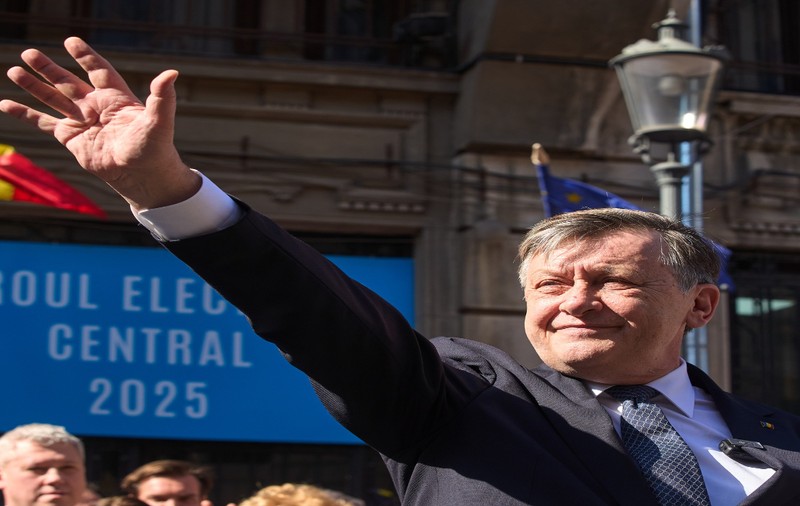 Candidatura lui Crin Antonescu la alegerile prezidențiale a fost înregistrată la BEC