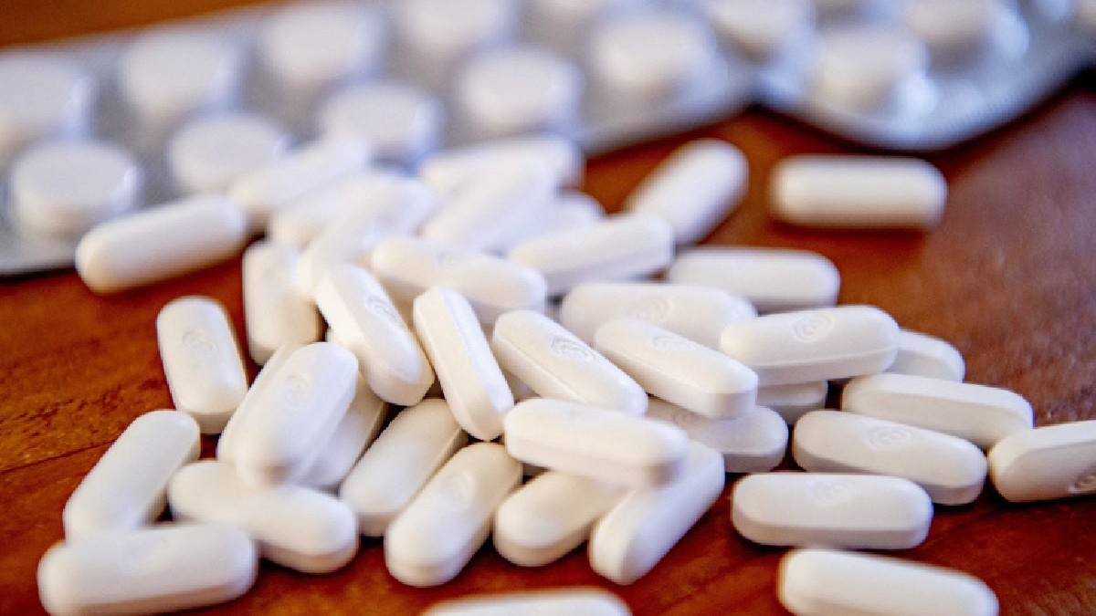 medicamente intinse pe o masa