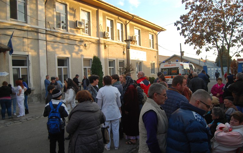 Zeci de persoane evacuate din Spitalul de Pediatrie din Bacău