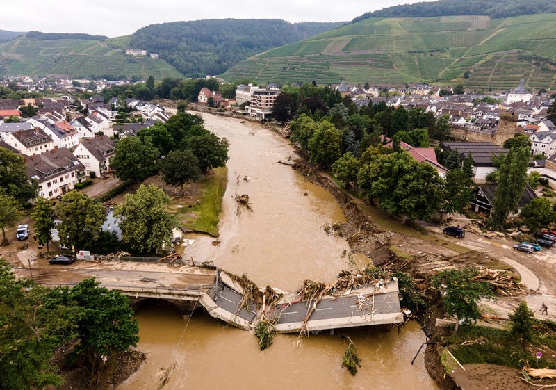 Un drum a fost rupt de viitura care a lovit orașul Bad Neuenahr-Ahrweiler | Foto: EPA