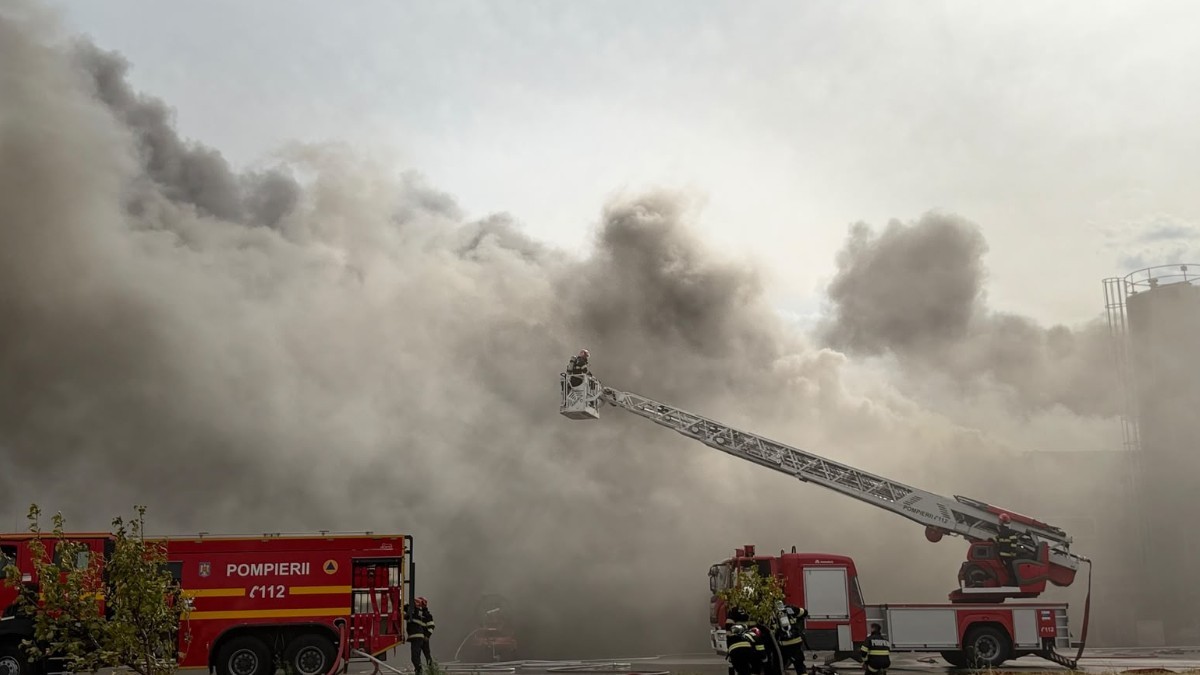 Pompieri care intervin la fața locului la un incendiu