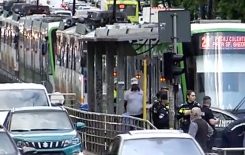 Un adolescent a fost lovit de o mașină de Poliție aflată în misiune, chiar pe o trecere de pietoni din București, și „l-a aruncat câțiva metri”: „Nu l-a luat salvarea, nu l-a luat nimeni"