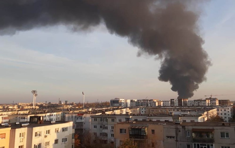 Incendiu la un depozit de mase plastice din Ploieşti, cu degajare de fum toxic. Locuitorii sunt sfătuiți să stea în case