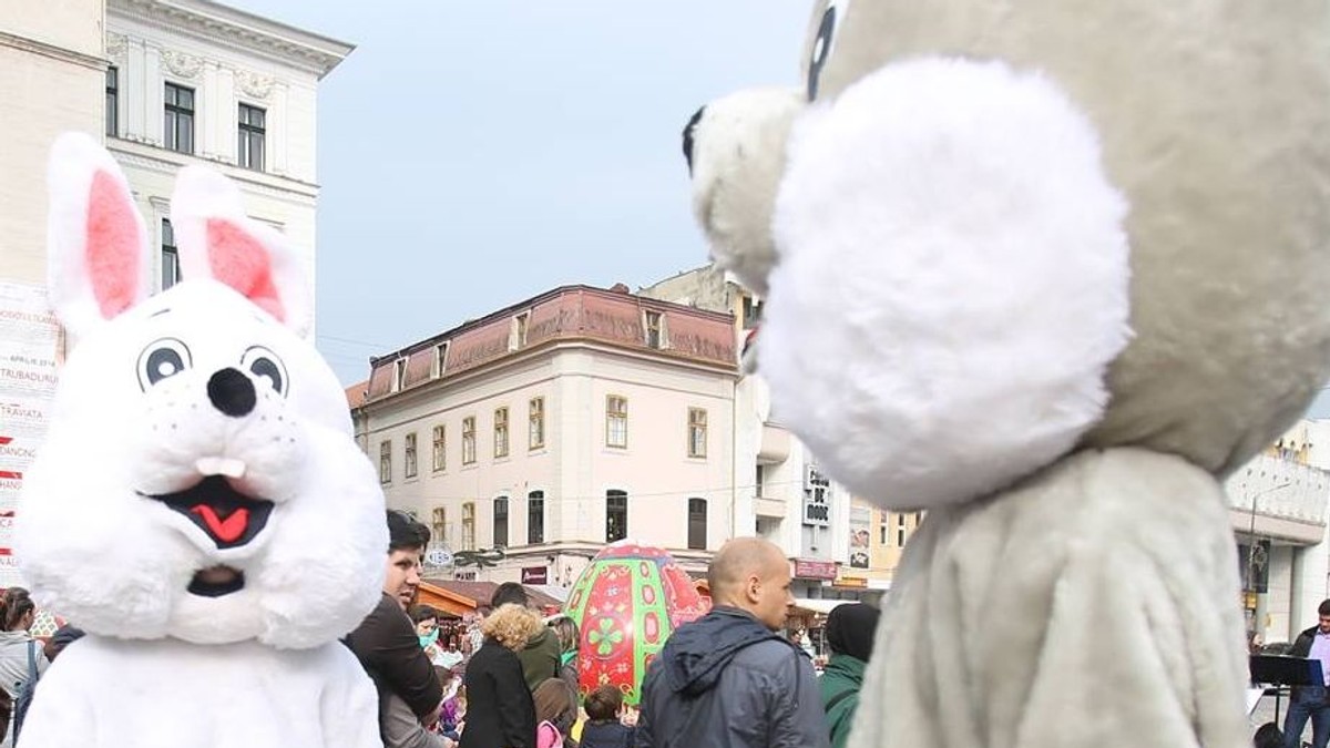 Imagini inedite pe străzile Timișoarei, de Paști: iepurași pe role și majorete