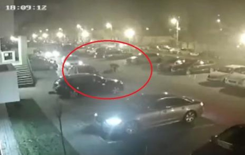 VIDEO ȘOCANT | Fostul șef adjunct al Poliției Locale din Oradea, surprins de camerele de supraveghere când își înjunghie fosta soție