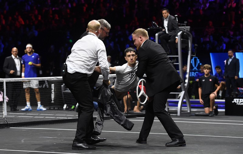 Incident șocant la Laver Cup. Un activist de mediu şi-a dat foc la braț pe teren, în timpul unui meci