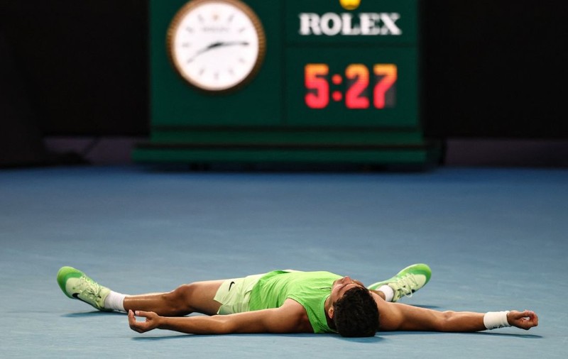 Carlos Alcaraz a câștigat prima semifinală din 2026 la Australian Open, cea mai lungă din istoria competiției, împotriva lui Alexander Zverev