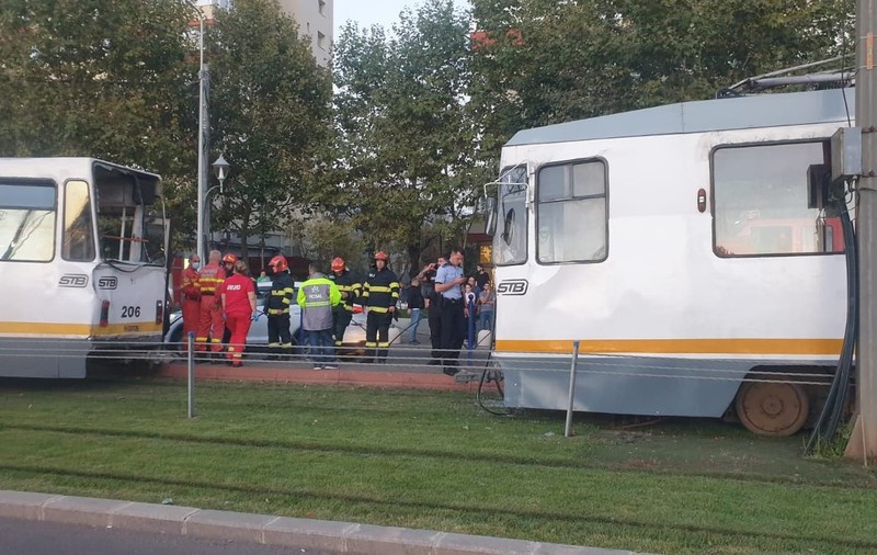 Două tramvaie s-au ciocnit lângă Cimitirul Evreiesc din București. Din trei răniți, doi au ajuns la spital. Cum s-a produs accidentul