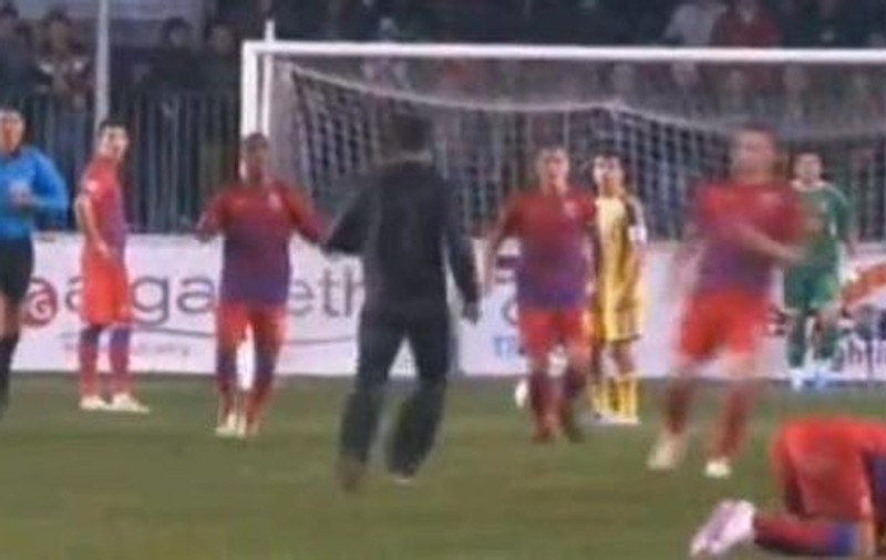 VIDEO Huliganii ploieşteni, mână-n mână cu forţele de ordine?