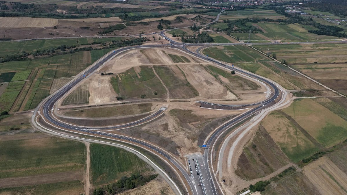 Imaginea prezintă Nodul Rutier Românași, situat pe secțiunea Zimbor – Poarta Sălajului a Autostrăzii Transilvania (A3), în județul Sălaj.