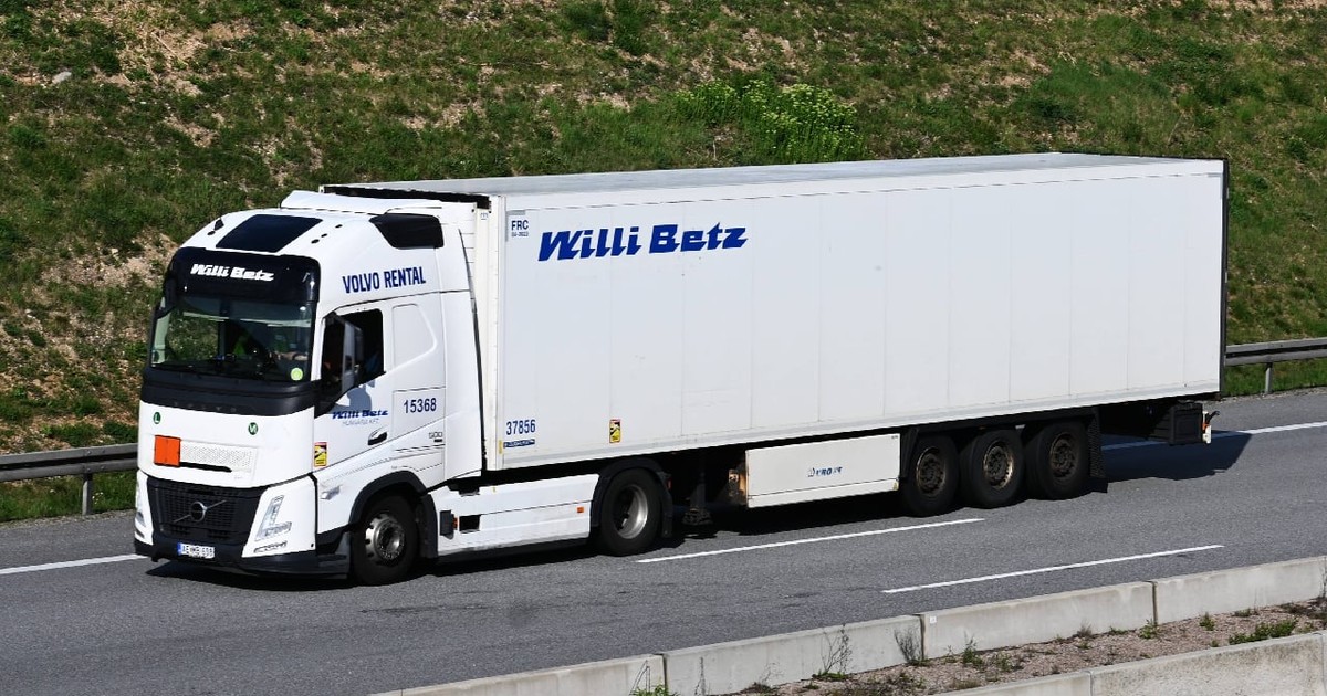 Tir Volvo cu semiremorcă frigorifică Krone aparținând firmei de transport Willi Betz. Grupul Willi Betz, care a fost odată unul dintre cele mai mari