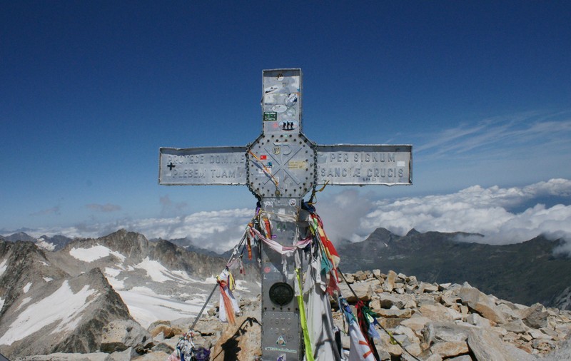 Crucea de pe cel mai înalt vârf din munții Pirinei a fost tăiată cu flexul și furată de la 3.400 de metri altitudine
