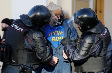 Polițiști ruși rețin un participant la un miting neautorizat împotriva invaziei ruse din Ucraina, la Sankt Petersburg (foto EPA)