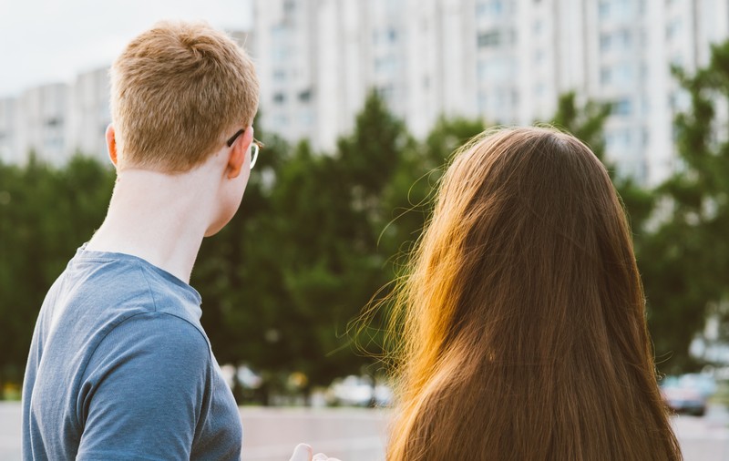 IN A RELATIONSHIP | Dragostea între adolescenți în vreme de pandemie: „De la ne vedeam zilnic la școală la abia ne mai întâlnim o dată pe lună”