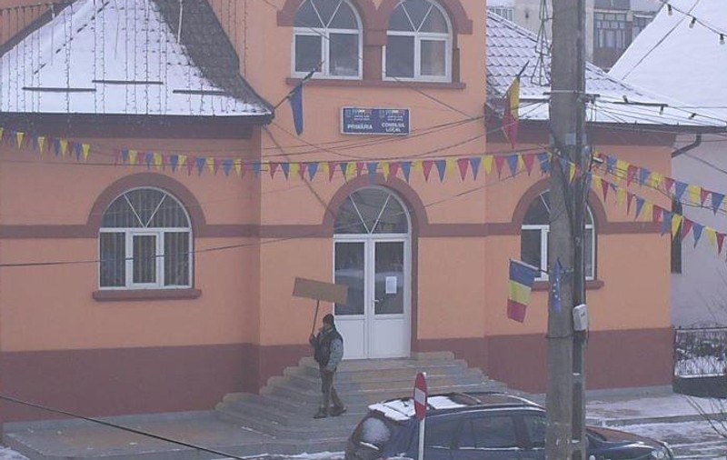 Culmea protestelor! Un localnic din Baia de Arieş protestează singur, în faţa Primăriei!