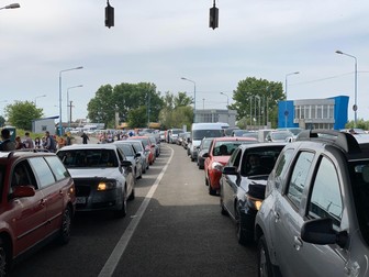 Coada de mășini s-a întins pe 8 kilometri