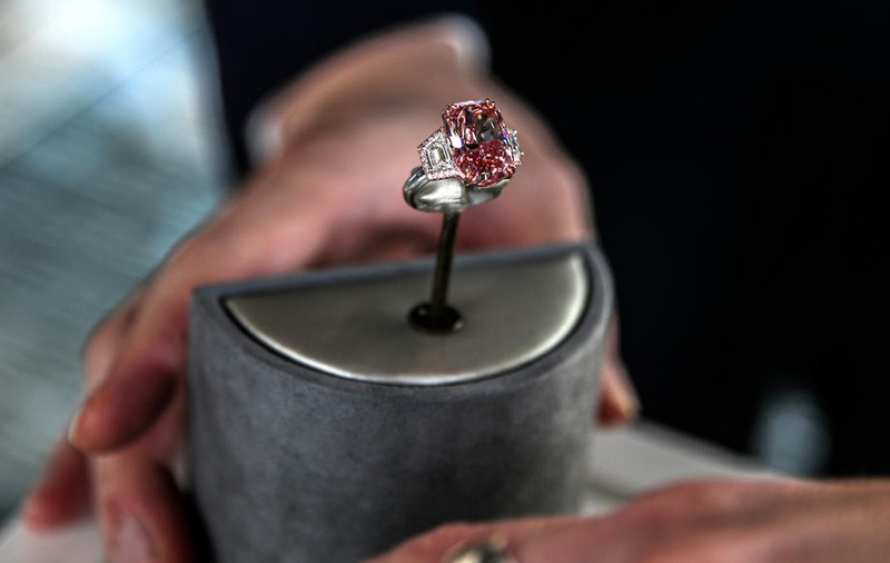 Un diamant extrem de rar, „roz viu”, vândut cu 453 de milioane de dolari la licitație în Hong Kong