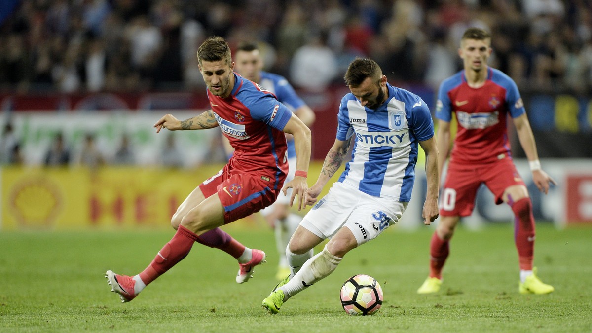 Radoslav Dimitrov (D), de la CSU Craiova, lupta pentru balon cu Ovidiu Popescu (D), de la FCSB in timpul meciului de fotbal din ultima etapa a play off-ului Ligii 1, disputat pe stadionul Arena Nationala din Capitala, sambata 13 mai 2017. ANDREEA ALEXANDRU / MEDIAFAX FOTO
