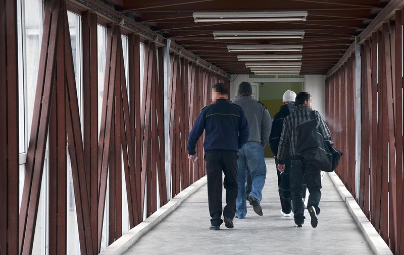 În România, s-a ajuns ca un condamnat pentru crimă să iasă din închisoare după 5 ani! Victima lui a agonizat 3 zile