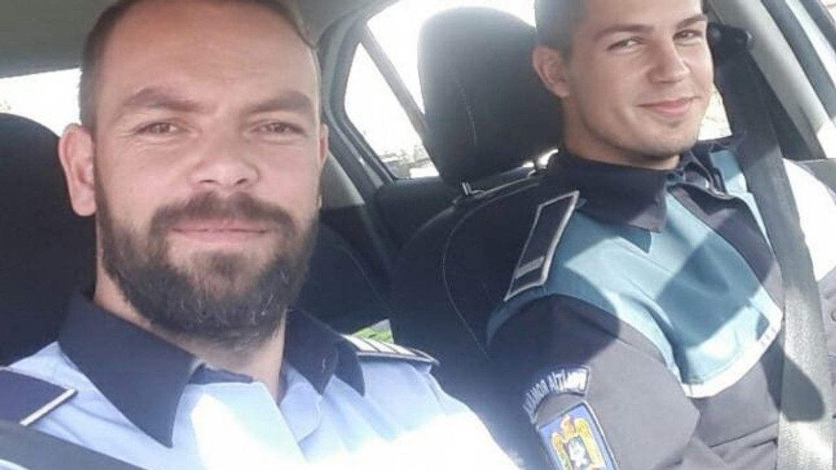 Doi polițiști din Bihor au anunțat chiar ei radarul, pe Facebook. Doi polițiștii rutieri din Bihor, în autospeciala cu radar