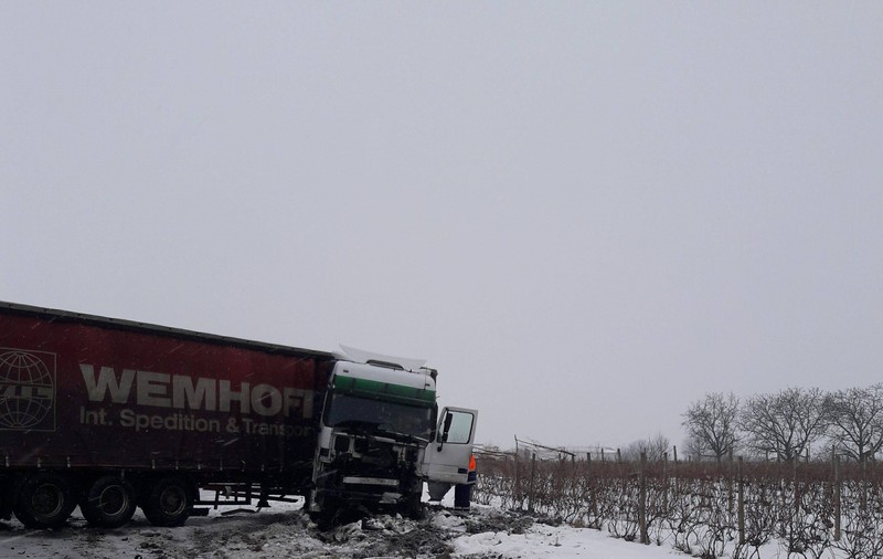 UPDATE: Accident mortal în Dumbrăveni, Vrancea. Un bărbat a murit după ce s-a ciocnit cu mașina de două tiruri