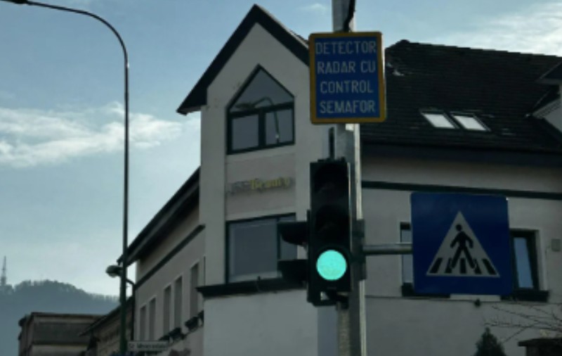 Șoferii, nedumeriți de semafoarele inteligente văzute în Brașov: „Cum funcționează acest radar?”
