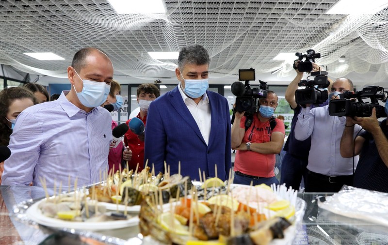 FOTO | PSD a început precampania la locale. Ciolacu a mers cu primarul Daniel Băluţă într-o piaţă şi şi-a arătat susţinerea pentru Firea
