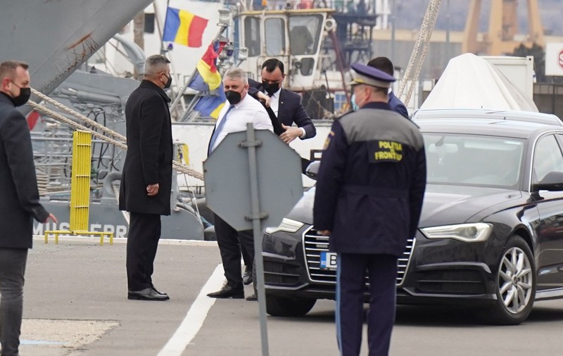 Libertatea își cere scuze pentru că am scris că ministrul Bode a fost ajutat să-și îmbrace sacoul de chestorul  Despescu. În realitate, e o iluzie optică