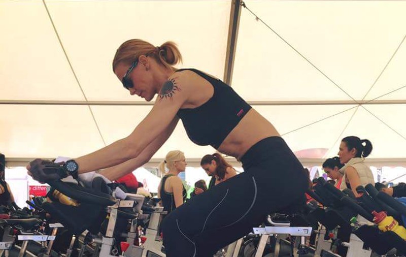 Trecătorii nu și-au putut lua ochii de la ea. Roxana Ciuhulescu, fitness în aer liber / VIDEO