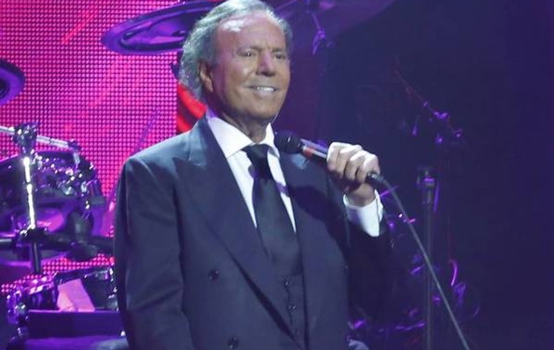 Julio Iglesias, la pat după o operație la spate. Află când va avea concert în România