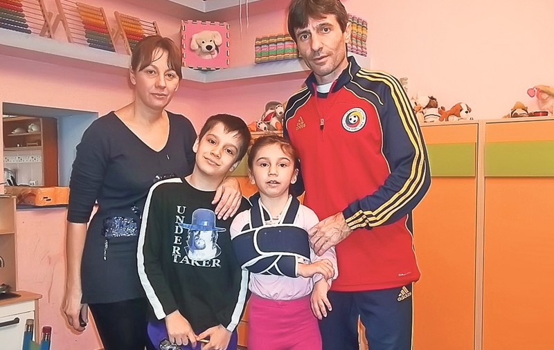 Tricou de la «Briliant»! Adrian Mutu contribuie şi el, alături de multe alte vedete, la strângerea de fonduri pentru a 35-a operaţie a Kassandrei Rotariu