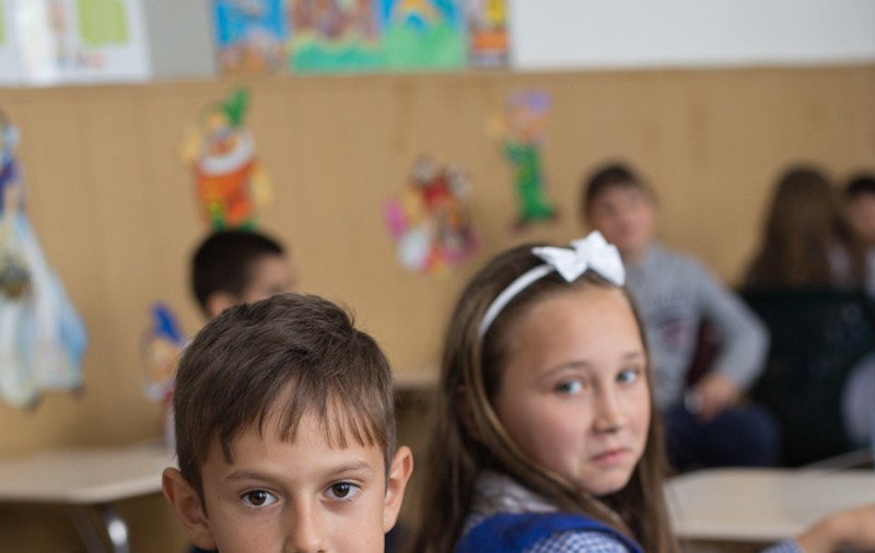 România 2016: 1 din 8 copii merge la culcare flămând. Cine îi dă pâine azi şi mâine?