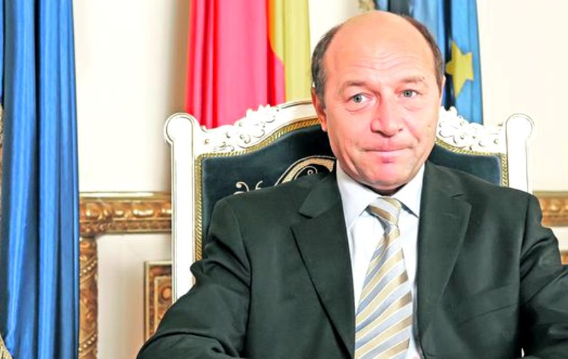 Traian Băsescu, la pizza la "ginerele" lui. Iubitul Elenei Băsescu și-a deschis local în buricul Bucureștiului | FOTO