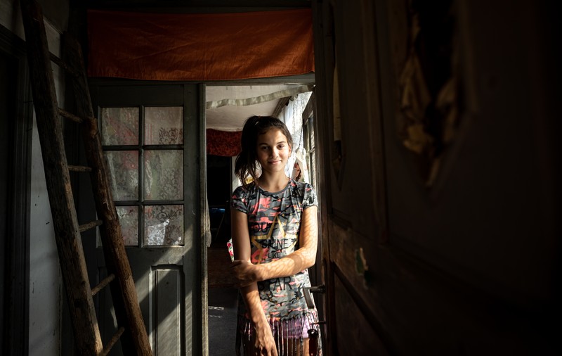 Lumină pentru Luciana - Sute de oameni au sărit în ajutorul fetiţei din Vâlcea care învaţă la lanternă