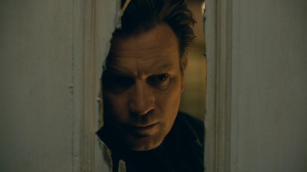 Ewan McGregor reproduce faimosul cadru al lui Jack Nicholson / Foto: Warner Bros. Pictures
