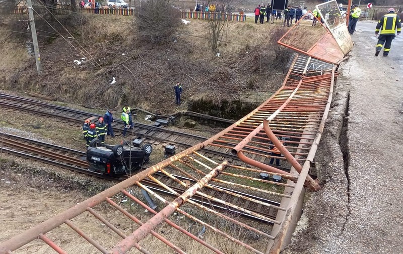 Un șofer a sărit cu mașina de pe un pod și a căzut pe linia de tren, la Predeal. FOTO