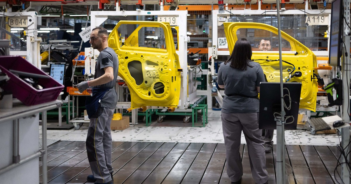 Imagine dintr-o fabrică de producție a autoturismelor.