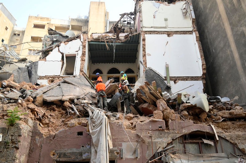 Operațiune de amploare în Beirut, unde salvatorii încearcă să ajungă la un posibil supraviețuitor aflat sub ruinele unei clădiri prăbușite de explozia devastatoare de acum o lună | Foto: EPA