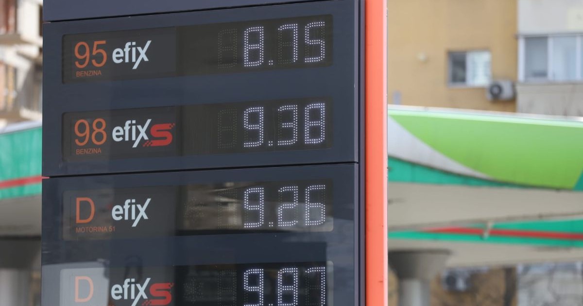 Panoul unei benzinării unde sunt afișate prețurile zilei pentru benzină și motorină, 18 martie 2026