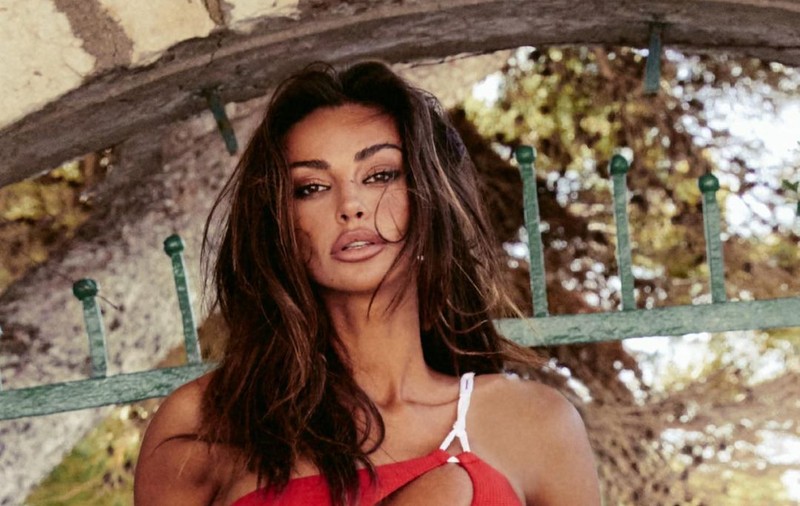 Mădălina Ghenea, apariție provocatoare în costum de baie. Actrița a fost asemănată cu Sophia Loren
