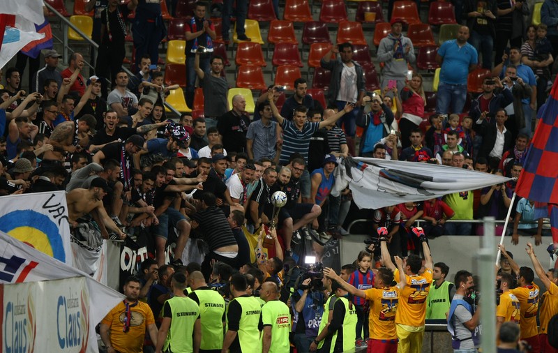 INCREDIBIL. Un personaj cercetat penal a ţinut de trofeul de campion şi le-a dat ordine steliştilor