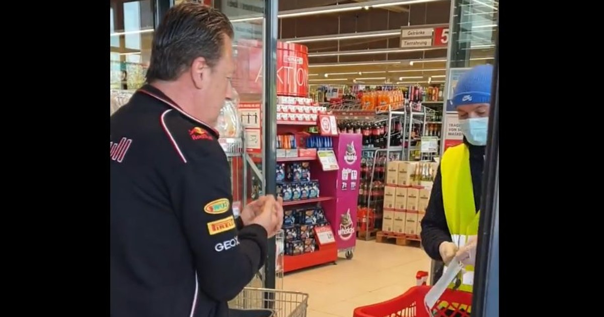 Cum sunt primiți clienții supermarketurilor din Austria: primesc mască după ce își dezinfectează mâinile